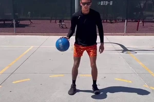  如何通过训练提高体型较大的篮球运动员的速度：两种策略的对比与推荐